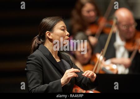 Conductor de Corea del Sur realiza la cantada Shiyeon Staatsorchester Rheinische Philharmonie, concierto del Musik-Institut-Koblenz Foto de stock