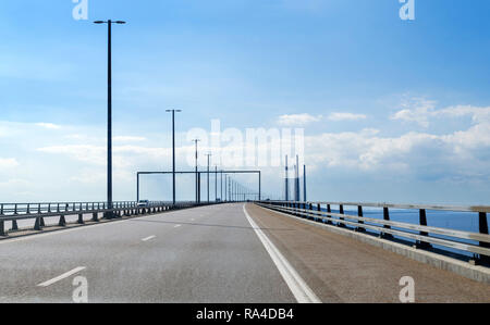 El puente de Öresund entre Dinamarca y Suecia (Öresundsbron o Øresundsbron)