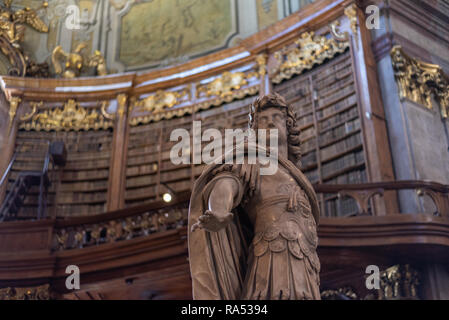 Estatua en el Prunksaal Library, Biblioteca Nacional de Austria, Viena, Austria Foto de stock
