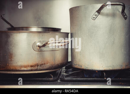 https://l450v.alamy.com/450ves/ra54da/cierre-en-olla-grande-y-cacerola-en-estufa-de-gas-para-cocinar-en-la-cocina-ra54da.jpg