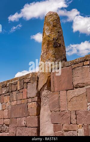 La pared exterior del templo de Kalasasaya (lugar de las piedras) desde el período pre-Inca, Tihuanaku, Tiawanacu, Tiahuanaco Foto de stock