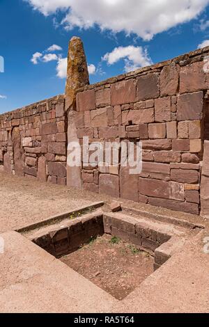 La pared exterior del templo de Kalasasaya (lugar de las piedras) con el monolito de la época pre-Inca, Tihuanaku, Tiawanacu Foto de stock