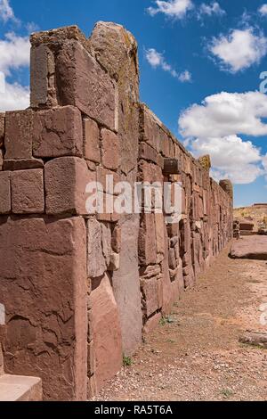 La pared exterior del templo de Kalasasaya (lugar de las piedras) con los monolitos de la época pre-Inca, Tihuanaku, Tiawanacu Foto de stock
