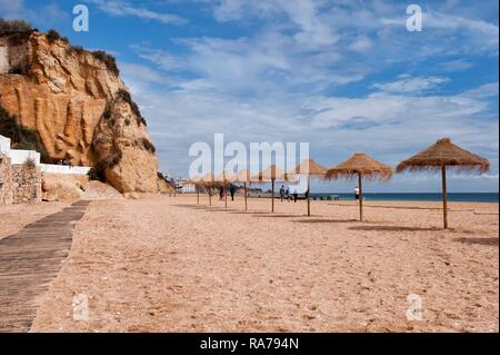 La playa de Praia da Falésia, Albufeira, Algarve, Portugal, Europa Foto de stock