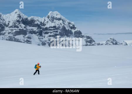 La Antártida, el Estrecho de Gerlache, Archipiélago Palmer, la isla Wiencke, Damoy Point. Turismo de Aventura senderismo en el paisaje cubierto de nieve. Foto de stock
