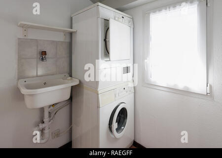 La habitación dispone de una lavandería con lavadora y secadora apilable en  otoño Woods Apartamentos en Foreman Road en Mobile, Alabama Fotografía de  stock - Alamy