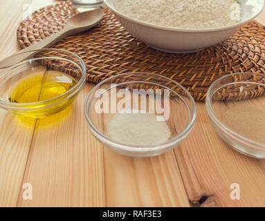 https://l450v.alamy.com/450ves/raf3e3/aceite-de-oliva-virgen-la-harina-y-la-levadura-preparada-para-cocinar-de-forma-saludable-raf3e3.jpg