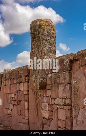 La pared exterior del templo de Kalasasaya (lugar de las piedras) desde el período pre-Inca, Tihuanaku, Tiawanacu, Tiahuanaco Foto de stock