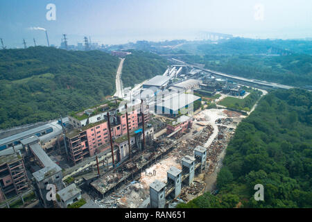 Beijing, China. 30 abr, 2018. Foto aérea tomada el 30 de abril de 2018, muestra la escena del sitio de desmantelamiento de una fábrica de productos químicos a lo largo del río Yangtze en China central en la provincia de Hubei. Crédito: Xiao Yijiu/Xinhua/Alamy Live News