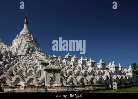 La pagoda blanca de Hsinbyume (Mya Thein Dan ) pagoda Mingun, Myanmar (Birmania) Foto de stock