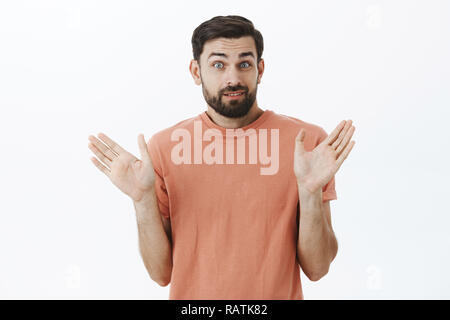 Jovem Sério, Concentrado E Rigoroso, Com Barba a Balançar-se Para a Câmara  Com O Dedo Indicador Pressionado Para Os Lábios Dobrado Imagem de Stock -  Imagem de vida, forma: 178778211