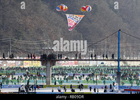 Hwacheon, Corea del Sur. 5 de enero, 2019. Enero 5, 2019-Hwacheon, Sur Korea-Visitors líneas fundido a través de orificios perforados en la superficie de un río congelado durante un concurso de captura de trucha en Hwacheon, Corea del Sur. El concurso es parte de un festival anual de hielo que atrae a más de un millón de visitantes cada año. Crédito: Ryu Seung-Il/Zuma alambre/Alamy Live News Foto de stock
