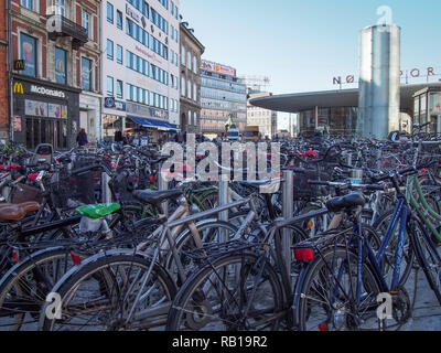 Copenhague, Dinamarca el 11 de abril, 2016: Lote de bicicletas estacionados en el centro de la ciudad