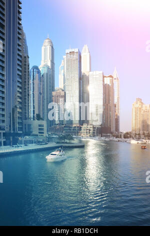 Puerto deportivo de Dubai, Emiratos Árabes Unidos. La salida del sol sobre el horizonte de la ciudad moderna.