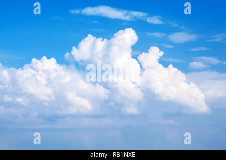 Panorámicas de nubes en el cielo azul