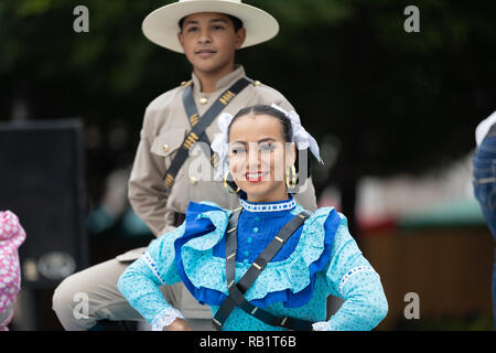 Matamoros, Tamaulipas, México - Noviembre 20, 2018: El Festival el 20 de noviembre, jóvenes, hombres y mujeres vistiendo tradicional mexicana, plantean para la CA Fotografía de stock - Alamy