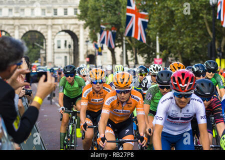 Los ciclistas en el Prudential RideLondon 2018 carrera ciclismo abajo el Mall antes del inicio de la carrera, Londres, Reino Unido. Foto de stock