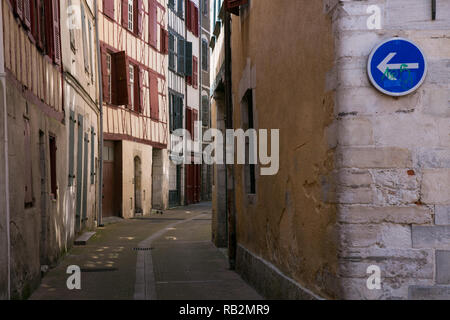 Angosta calle curvada en Bayonne, Francia. Foto de stock