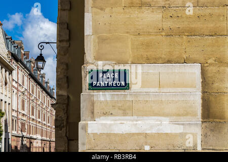 Place du Panthéon blue street cartel en una pared de piedra amarilla cerca del Panteón ,Paris