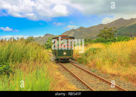 Franschhoek vino tranvía hop-on hop-off tour, una de las mejores maneras de descubrir Franschhoek Valley en el pintoresco paisaje del vino de la región, cerca de Ciudad del Cabo, Sudáfrica.