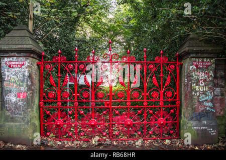 Puertas al histórico Strawberry Field, famoso por los Beatles en Liverpool Foto de stock