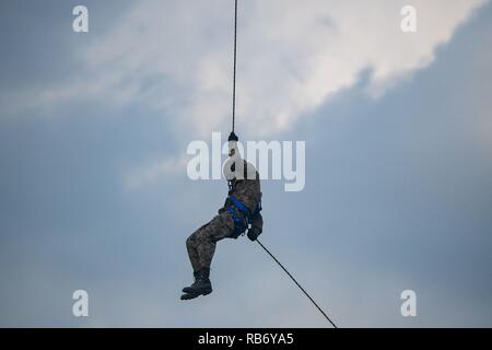 https://l450v.alamy.com/450ves/rb6ya5/un-soldado-de-las-fuerzas-especiales-salvadorenas-rappel-desde-un-helicoptero-uh-60-blackhawk-asignados-a-joint-task-force-bravo-1er-batallon-del-228-regimiento-de-aviacion-durante-la-operacion-serpiente-una-mision-de-entrenamiento-de-asalto-aerea-conjunta-encabezada-por-miembros-de-los-ee-uu-7-grupo-de-fuerzas-especiales-de-guerra-especial-de-la-marina-el-2-de-diciembre-de-2016-en-el-aeropuerto-de-ilopango-el-salvador-rb6ya5.jpg