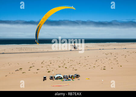 Parapente sobre las dunas del desierto de Namib, Long Beach, en Swakopmund, Namibia
