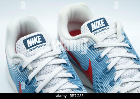 y azul Nike Pegasus 34 zapatillas sobre fondo blanco Fotografía de stock - Alamy