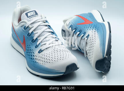 Par de azul y de zapatillas Nike Pegasus 34 Fotografía de stock -
