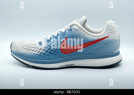 Desmantelar Poder dorado Blanco y azul Nike Pegasus 34 zapatillas sobre fondo blanco Fotografía de  stock - Alamy