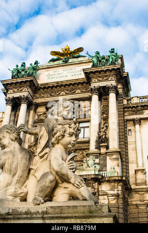 Poco querubines de mármol en el edificio Neue Burg parte del complejo del palacio Hofburg visto desde Burggarten. Viena, Austria. Foto de stock