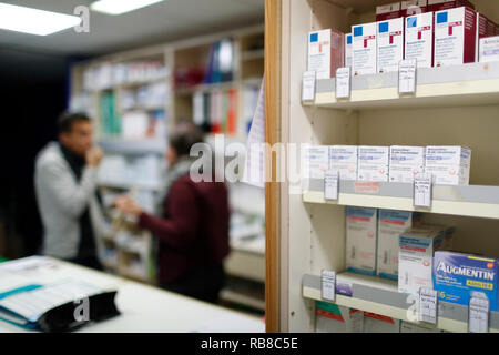 Farmacia. Medicina en estantes. Francia. Foto de stock