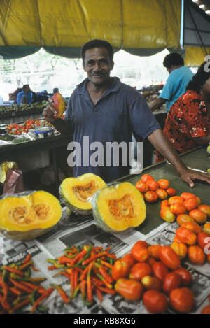 Vendedor de frutas, Mercado de Nadi. Vitu Levu (Fiji). Pacífico Sur Foto de stock