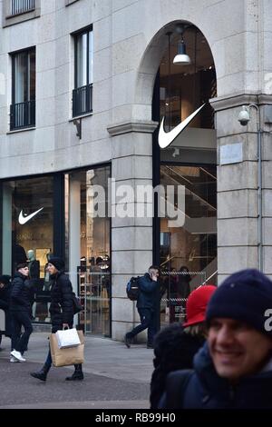 página Afirmar comportarse El Hijab versión deportiva para la venta en la tienda Nike de Corso  Vittorio Emanuele que