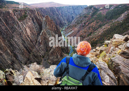 Turista sobre los acantilados de granito de la barranca negra del Gunnison, Colorado, EE.UU.