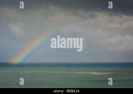 Impresionante arco iris sobre lovely Kahana Beach en Maui, Hawai. Situado entre Kaanapali y Kapalua, en la costa noroeste.