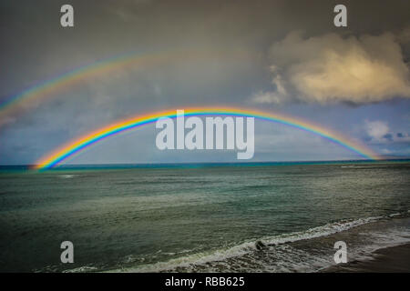 Impresionante arco iris sobre lovely Kahana Beach en Maui, Hawai. Situado entre Kaanapali y Kapalua, en la costa noroeste.