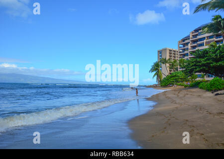 Adorable Kahana Beach en Maui, Hawai. Situado entre Kaanapali y Kapalua, en la costa noroeste. Gran vista de Molokai a través del agua