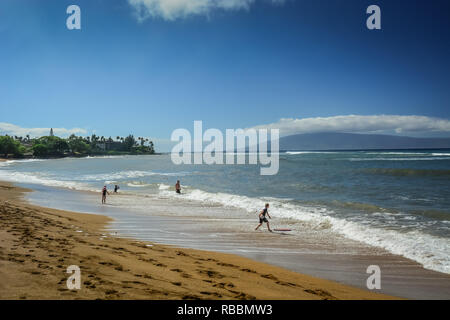 Adorable Kahana Beach en Maui, Hawai. Situado entre Kaanapali y Kapalua, en la costa noroeste. Gran vista de Molokai a través del agua