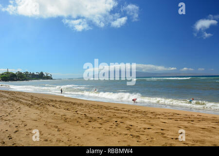 Adorable Kahana Beach en Maui, Hawai. Situado entre Kaanapali y Kapalua, en la costa noroeste. Gran vista de Molokai a través del agua