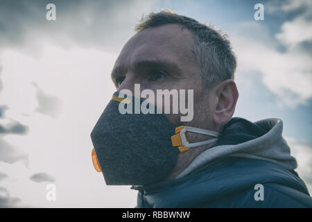 Hombre que llevaba un verdadero anti-contaminación, anti-virus de smog y máscara facial; una densa niebla en el aire