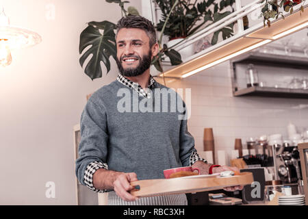 Alegre hombre agradable poner orden a la tabla