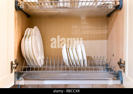 Estantes de madera de la cocina con vajilla en la pared de baldosas de ladrillo  blanco En estilo escandinavo Fotografía de stock - Alamy