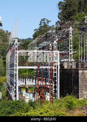Instalaciones y equipos antiguos, cuidada y funcional, de un río de montaña en el norte de Portugal hidroeléctrica Foto de stock