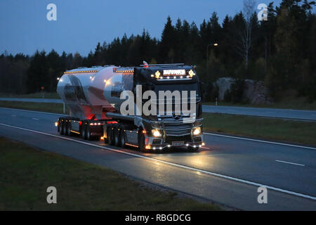 SALO, Finlandia - Octubre 8, 2016: Personalizado camión Scania con bull bar  y accesorios de iluminación de MHL-Trans lances de remolacha azucarera,  junto a la autopista a la sug Fotografía de stock - Alamy