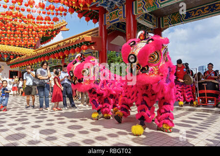 Kuala Lumpur, Malasia - Febrero 16, 2018: la danza del león durante la celebración del Año Nuevo Chino en el templo de Thean Hou. Foto de stock