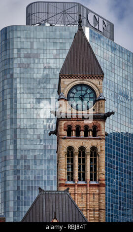 El antiguo Ayuntamiento de Toronto, contrasta con la arquitectura moderna que lo rodea: detrás está el Cadillac Fairview edificio