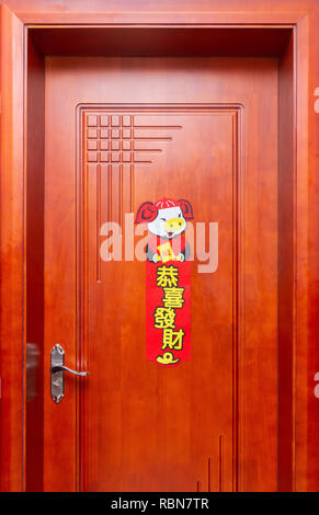 Puerta pegada con un desplazamiento de año nuevo chino para el año 2019, la traducción al inglés de los chinos es feliz y próspero Foto de stock