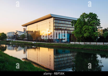 Estrasburgo, Francia - 21 Apr, 2017: Agora edificio del Consejo de Europa en Estrasburgo la construcción al atardecer con el sol reflejado en la ventana Foto de stock