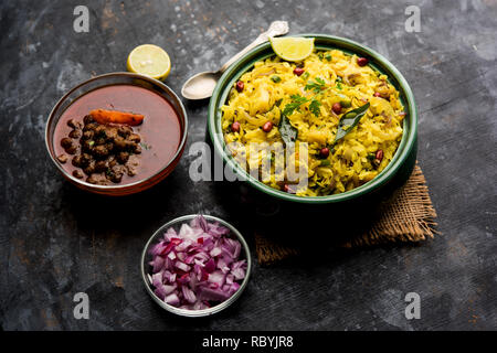 Aloo/Kanda Tarri Pohe Poha o con picante chana masala curry/enfoque selectivo. Foto de stock